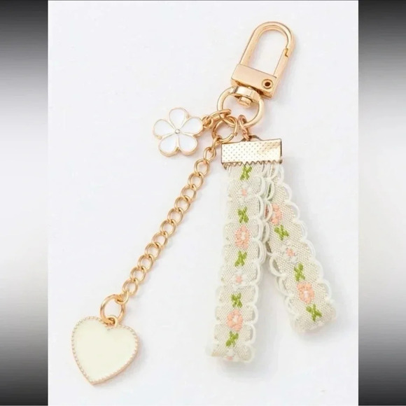 Lace Heart & Flower Keychain - Picture 2 of 4